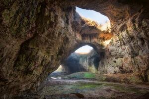 DIMEX | Vliesová fototapeta Pohled z jeskyně MS-5-1700 | 375 x 250 cm| zelená, hnědá, šedá