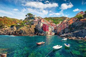 DIMEX | Vliesová fototapeta Krásné město Liguria MS-5-1941 | 375 x 250 cm| zelená, modrá, červená, bílá