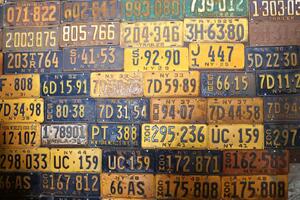DIMEX | Vliesová fototapeta Staré NY poznávací značky MS-5-2111 | 375 x 250 cm| zelená, modrá, žlutá