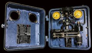 DIMEX | Vliesová fototapeta Otevřená krabice MS-5-2120 | 375 x 250 cm| modrá, černá, žlutá