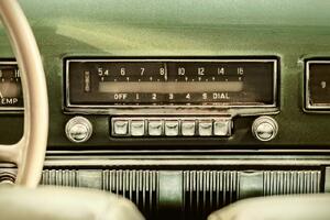 DIMEX | Vliesová fototapeta Rádio ve starém autě MS-5-2187 | 375 x 250 cm| zelená, černá, metalická