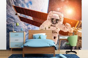 DIMEX | Vliesová fototapeta Astronaut nad Zemí MS-5-2265 | 375 x 250 cm| modrá, bílá, krémová, hnědá