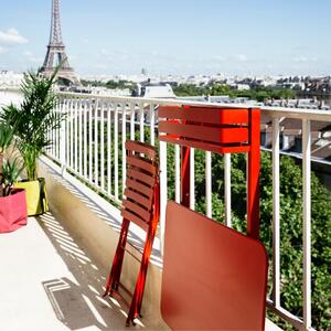 Makově červený kovový balkonový stůl Fermob Bistro 57 x 77 cm