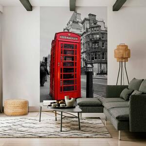 Fototapeta Telefon - černobílá městská architektura Londýna s červenou budkou
