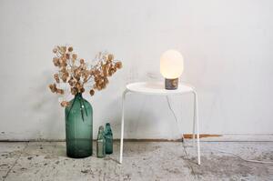 Audo Copenhagen - JWDA Concrete Stolní Lampa Light Grey/Brass - Lampemesteren