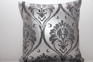 Stříbrný luxusní povlak na polštář s ornamenty šedé barvy k přehozu