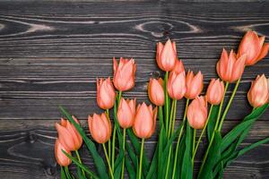 Fototapeta oranžové tulipány na dřevěném podkladu