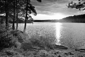 Fototapeta západ slunce nad jezerem v černobílém provedení