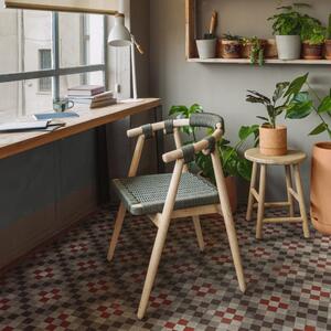 Zelená dřevěná jídelní židle Kave Home Majela s područkami