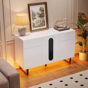 Moderní komoda, šířka 120 cm, bílá barva, s černými úchytkami a kovovými nohami, vhodná do obývacího pokoje