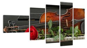 Obraz housle a růže na klavíru (110x60cm)