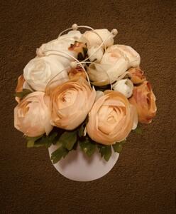 Aranžmá - bílý keramický květináč - pryskyřník- Peach Fuzz,v.30cm