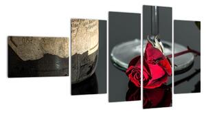 Červená růže na stole - obrazy do bytu (110x60cm)