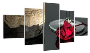 Červená růže na stole - obrazy do bytu (125x70cm)