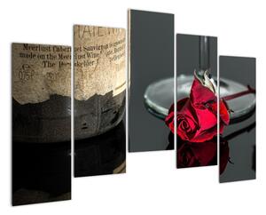 Červená růže na stole - obrazy do bytu (125x90cm)