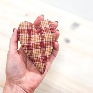 Textilní závěsné Srdce červeno-béžová kostka 11cm