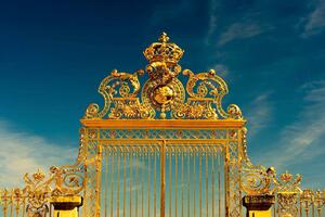 DIMEX | Vliesová fototapeta Brány Versailles MS-5-0794 | 375 x 250 cm| modrá, bílá, žlutá