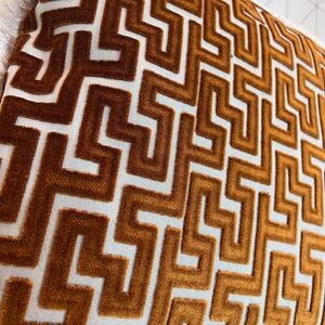 BOHOLOGY Medově hnědý sametový povlak na polštář Labyrinth 30 x 50 cm s třásněmi