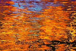 DIMEX | Vliesová fototapeta Odraz světla ve vodě MS-5-2564 | 375 x 250 cm | černá, oranžová