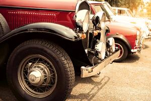 DIMEX | Vliesová fototapeta Detail vintage automobilu MS-5-2740 | 375 x 250 cm | červená, černá, metalická