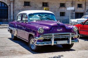 DIMEX | Vliesová fototapeta Auto na ulici Havany MS-5-2758 | 375 x 250 cm | červená, fialová, šedá