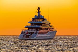 DIMEX | Vliesová fototapeta Jachta na moři MS-5-2760 | 375 x 250 cm | bílá, žlutá, oranžová