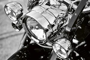 DIMEX | Vliesová fototapeta Svetlomet motocyklu MS-5-2801 | 375 x 250 cm | černá, metalická
