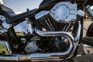 DIMEX | Vliesová fototapeta Lesklý detail motocyklu MS-5-2803 | 375 x 250 cm | černá, metalická