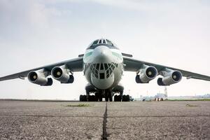 DIMEX | Vliesová fototapeta Velké nákladní letadlo MS-5-2837 | 375 x 250 cm | zelená, bílá, šedá