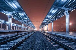DIMEX | Vliesová fototapeta Vlakové nádraží v noci MS-5-2862 | 375 x 250 cm | žlutá, metalická, šedá