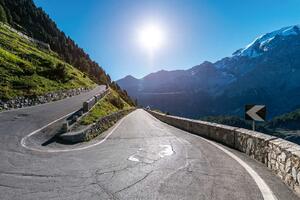 DIMEX | Vliesová fototapeta Silnice v Alpách MS-5-2869 | 375 x 250 cm | zelená, modrá, šedá