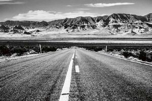 DIMEX | Vliesová fototapeta Dlouhá pouštní dálnice MS-5-2872 | 375 x 250 cm | bílá, černá