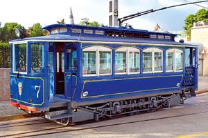DIMEX | Vliesová fototapeta Stará modrá tramvaj MS-5-2879 | 375 x 250 cm | zelená, modrá, šedá