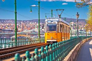 DIMEX | Vliesová fototapeta Historická žlutá tramvaj MS-5-2880 | 375 x 250 cm | zelená, žlutá, šedá