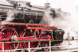 DIMEX | Vliesová fototapeta Stará vintage lokomotiva MS-5-2901 | 375 x 250 cm | červená, bílá, černá