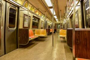 DIMEX | Vliesová fototapeta Metro v New York City MS-5-2909 | 375 x 250 cm | žlutá, hnědá, šedá