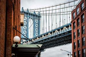 DIMEX | Vliesová fototapeta Manhattanský most MS-5-2976 | 375 x 250 cm | modrá, červená, šedá