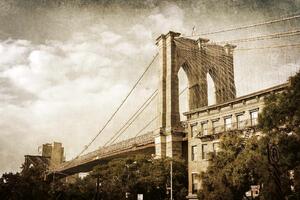 DIMEX | Vliesová fototapeta Brooklynský most ve vintage MS-5-3004 | 375 x 250 cm | zelená, bílá, béžová, šedá