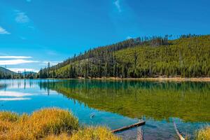 DIMEX | Vliesová fototapeta Jezero v Yellowstonu MS-5-3044 | 375 x 250 cm | zelená, modrá, žlutá