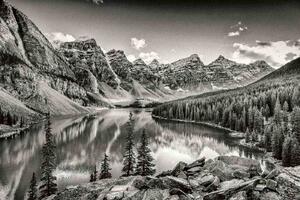 DIMEX | Vliesová fototapeta Jezero Rocky Mountains MS-5-3064 | 375 x 250 cm | bílá, černá
