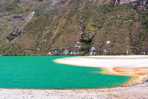 DIMEX | Vliesová fototapeta Jezero v Andách MS-5-3065 | 375 x 250 cm | zelená, bílá, oranžová
