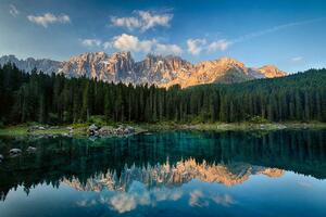 DIMEX | Vliesová fototapeta Lago di Carezza MS-5-3076 | 375 x 250 cm | zelená, modrá, hnědá