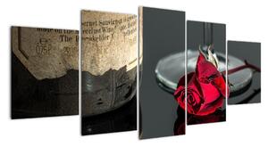 Červená růže na stole - obrazy do bytu (150x70cm)