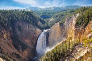 DIMEX | Vliesová fototapeta Yellowstonské vodopády MS-5-3170 | 375 x 250 cm | zelená, modrá, hnědá