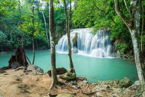 DIMEX | Vliesová fototapeta Erawan Falls, Thajsko MS-5-3172 | 375 x 250 cm | zelená, bílá, hnědá