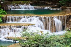 DIMEX | Vliesová fototapeta Thajský vodopád MS-5-3175 | 375 x 250 cm | zelená, bílá, hnědá
