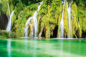 DIMEX | Vliesová fototapeta Plitvický vodopád MS-5-3193 | 375 x 250 cm | zelená, bílá