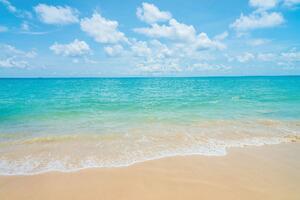 DIMEX | Vliesová fototapeta Tropická pláž a moře MS-5-3231 | 375 x 250 cm | zelená, bílá, žlutá