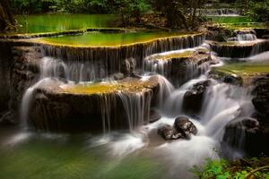 DIMEX | Vliesová fototapeta Vodopád Huai Mae Khamin MS-5-3255 | 375 x 250 cm | zelená, bílá, hnědá