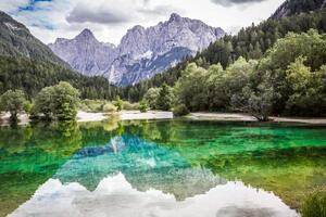 DIMEX | Vliesová fototapeta Jezero Jasna MS-5-3073 | 375 x 250 cm | zelená, bílá, šedá